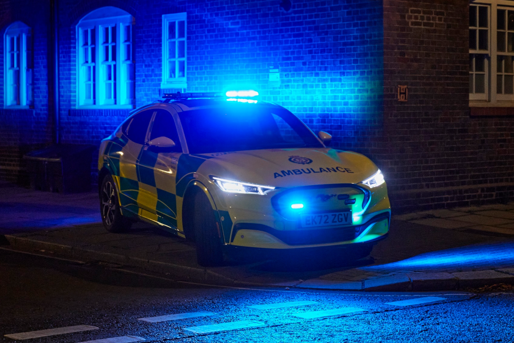 Image shows an LAS fast-response car on blue lights at night.